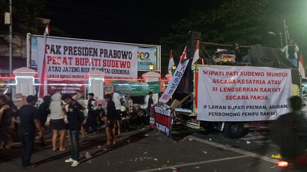 Persiapan Demo Pati di alun-alun dan depan kantor bupati, Rabu (13/8/2025). (Foto : Kamal)