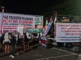 Persiapan Demo Pati di alun-alun dan depan kantor bupati, Rabu (13/8/2025). (Foto : Kamal)