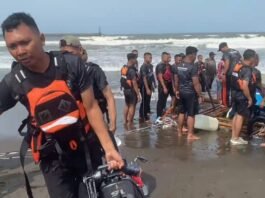Evakuasi korban kapal terbalik. (Foto : Ist)