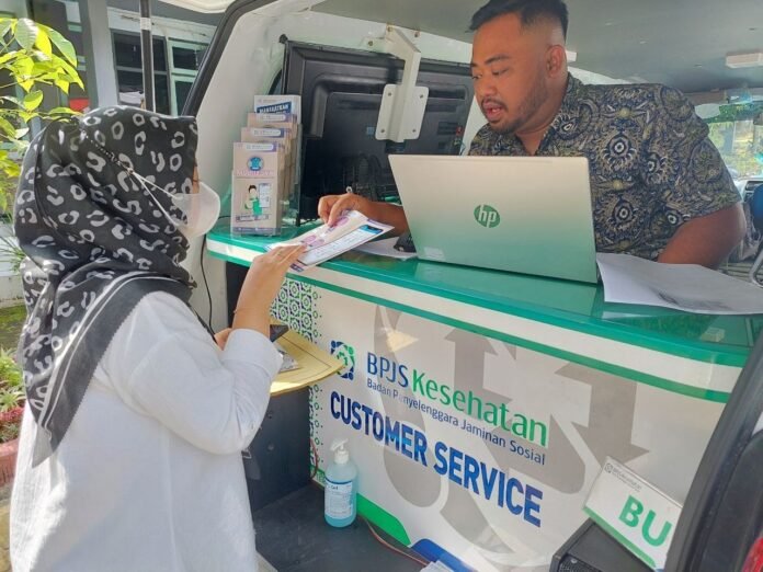 Reaktivasi kepesertaan JKN di layanan mobil customer service. (Foto: Sam)