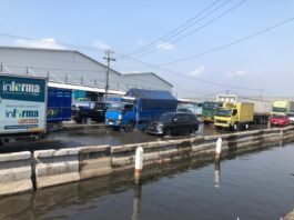 Jalur Pantura Sayung akibat banjir rob. (Foto : Sam)