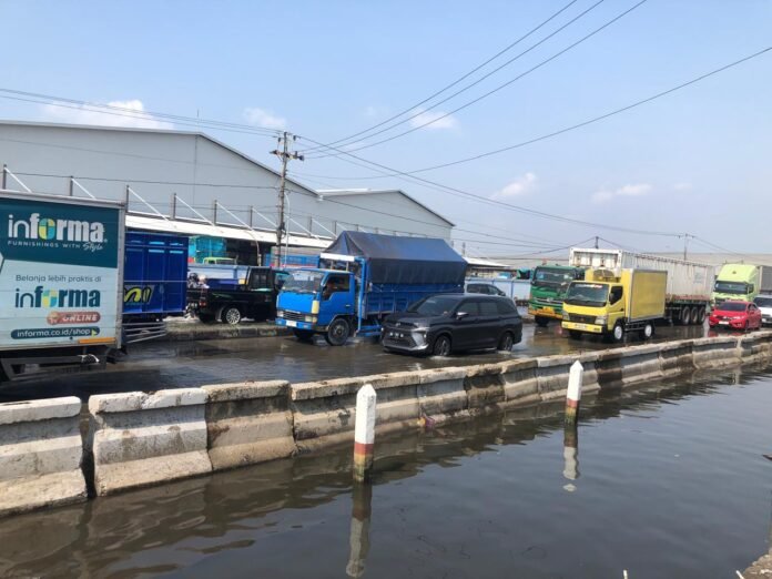 Jalur Pantura Sayung akibat banjir rob. (Foto : Sam)