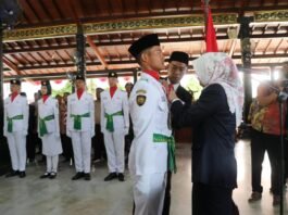 Prosesi pengukuhan jelang HUT ke-80 RI di Demak.(Foto: Sam)
