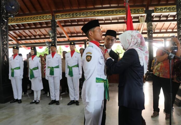 Prosesi pengukuhan jelang HUT ke-80 RI di Demak.(Foto: Sam)
