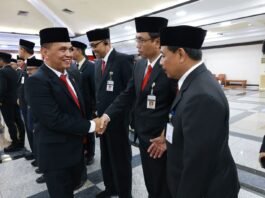 Ketua DPRD Jateng Sumanto saat berjabat tangan. (Foto : Dok DPRD Jateng)