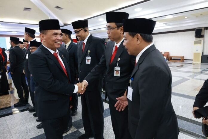 Ketua DPRD Jateng Sumanto saat berjabat tangan. (Foto : Dok DPRD Jateng)
