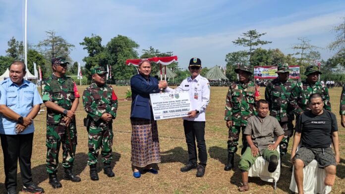 Bantuan kaki palsu kepada 27 penyandang disabilitas di Kabupaten Kudus pada acara pembukaan Program TMMD Reguler ke-125, Rabu, (23/07/2025). (Foto : Dok Bank Jateng)