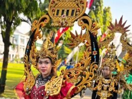 Kostum karnival penuh warna di panggung kehormatan, Senin (18/8/2025). (Foto: Sam)