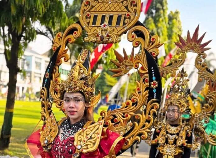 Kostum karnival penuh warna di panggung kehormatan, Senin (18/8/2025). (Foto: Sam)