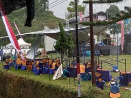 Panggung kehormatan kirab budaya nyaris roboh. (Foto : Ist)