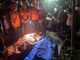 pemancing yang diterjang ombak saat memancing di sekitaran Pelabuhan Tanjung Emas Semarang. (Foto:Ist)