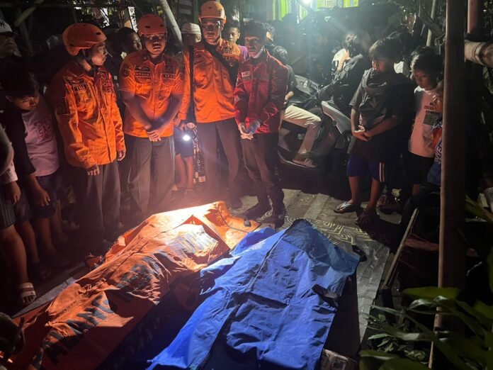 pemancing yang diterjang ombak saat memancing di sekitaran Pelabuhan Tanjung Emas Semarang. (Foto:Ist)