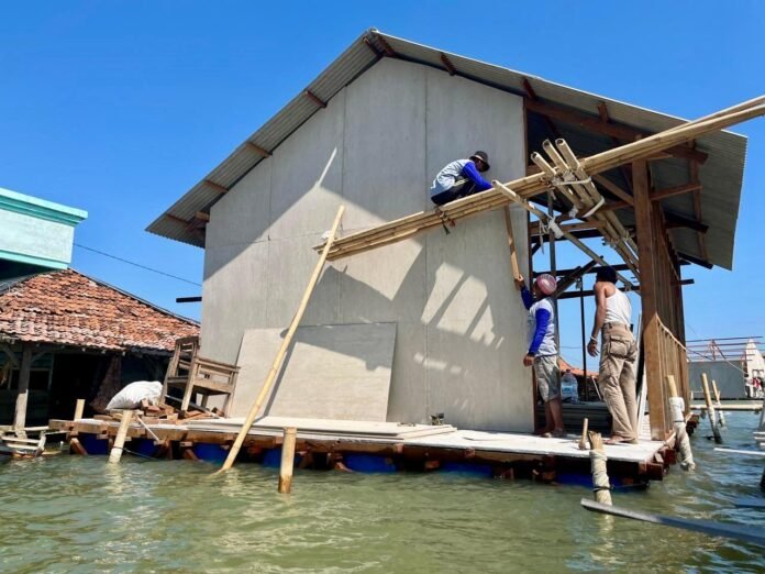 Pembangunan rumah apung. (Foto : Dokumen)