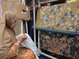 Pengrajin batik asal Kabupaten Batang dalam pameran UMKM di Halaman Kantor Gubernur Jawa Tengah. (Foto : Dok JN)