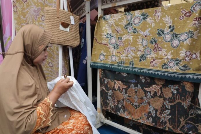 Pengrajin batik asal Kabupaten Batang dalam pameran UMKM di Halaman Kantor Gubernur Jawa Tengah. (Foto : Dok JN)