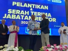 Ferdinandus Hindiarto menyerahkan jabatan rektor baru SCU 2025-2029 ke Robertus Setiawan Aji Nugroho