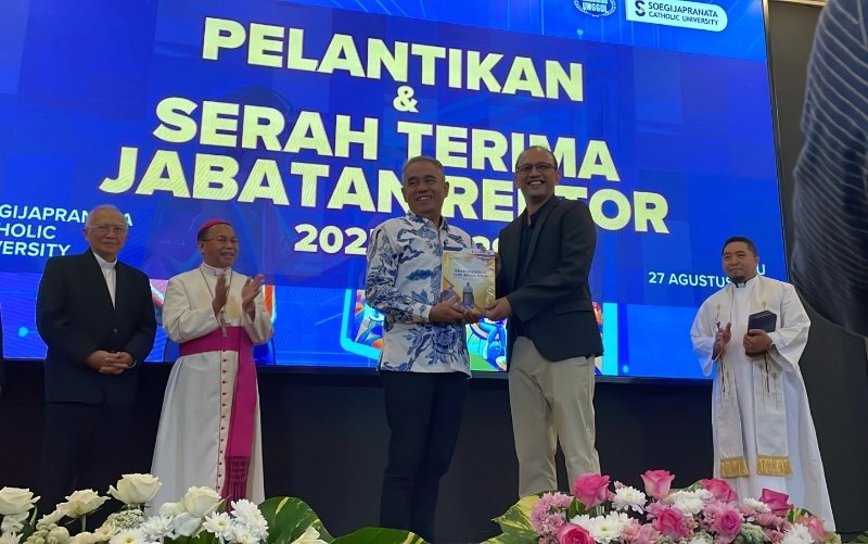 Pelantikan Rektor SCU Aji Ferdinandus Hindiarto menyerahkan jabatan rektor baru SCU 2025-2029 ke Robertus Setiawan Aji Nugroho