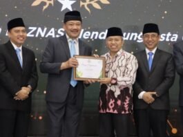 Penghargaan dari Badan Amil Zakat Nasional Republik Indonesia (Baznas RI) sebagai Mitra Terbaik, subkategori Kampus Mitra Terbaik dalam ajang Baznas Award 2025. (Foto : Dok UIN Walisongo Semarang)