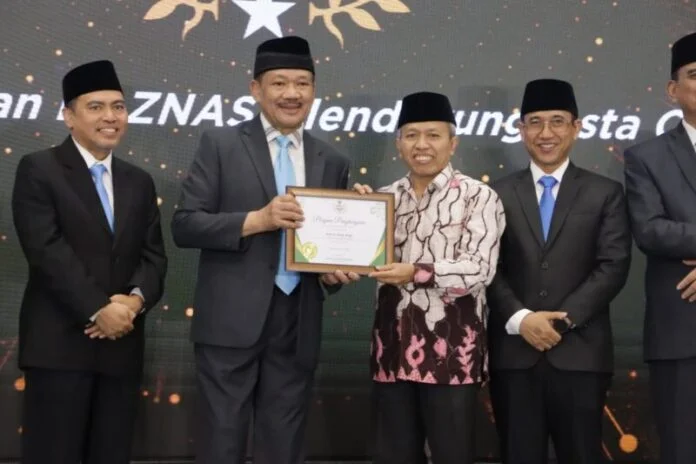 Penghargaan dari Badan Amil Zakat Nasional Republik Indonesia (Baznas RI) sebagai Mitra Terbaik, subkategori Kampus Mitra Terbaik dalam ajang Baznas Award 2025. (Foto : Dok UIN Walisongo Semarang)