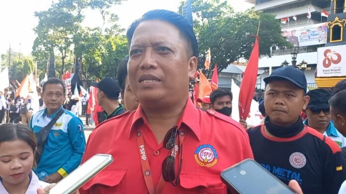 Demo buruh di depan kantor DPRD Jateng, Kamis (28/8/2025). (Foto: Kamal)