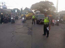 Polres Demak melakukan olah TKP kecelakaan lalu lintas di depan Pasar Buyaran. (Foto : Sam)