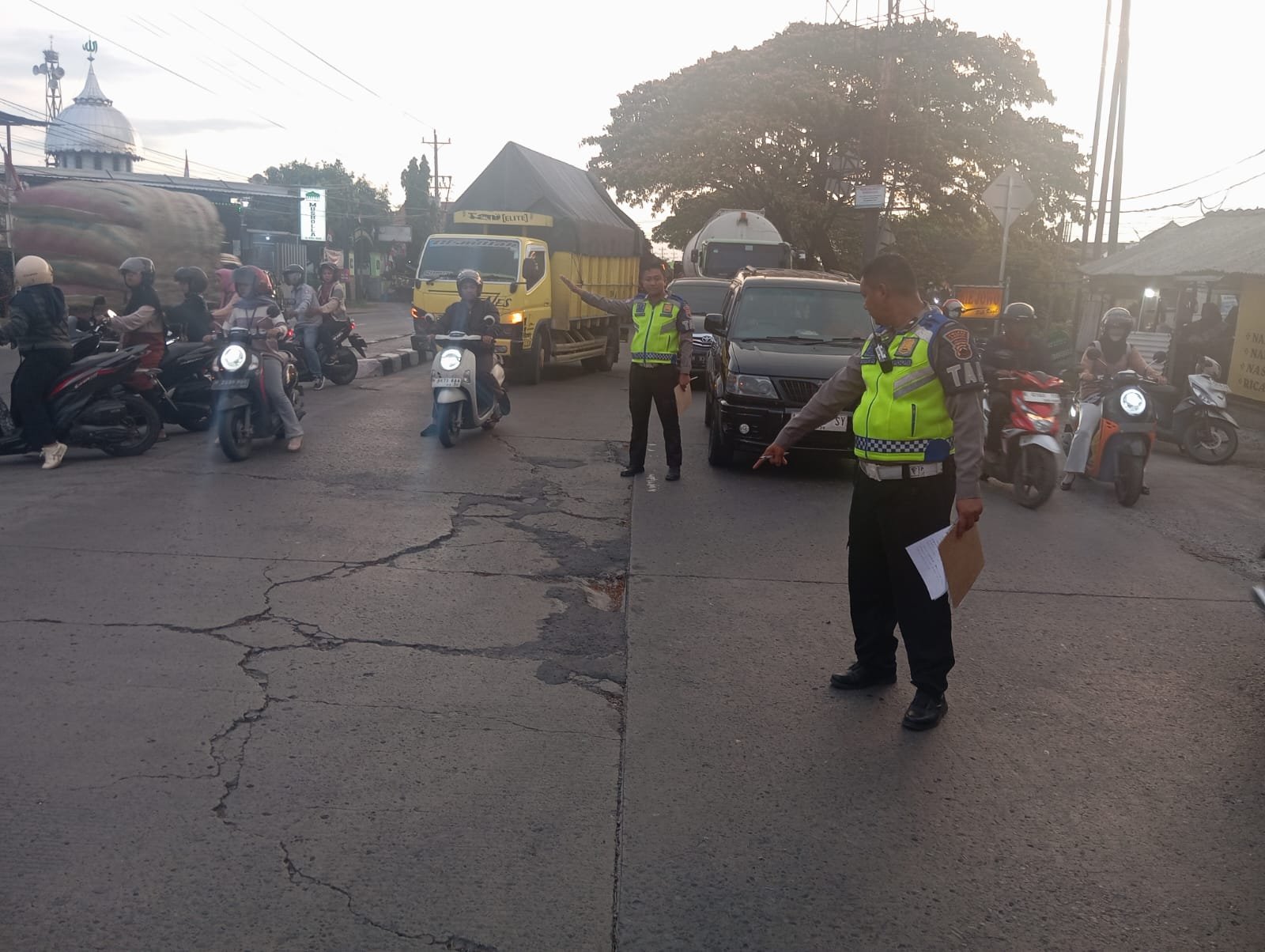 Polres Demak Polres Demak melakukan olah TKP kecelakaan lalu lintas di depan Pasar Buyaran. (Foto : Sam)
