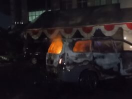 Pembakaran mobil dibelakang Kantor DPRD Jateng, Jumat (29/8/2025). (Foto:Kamal)