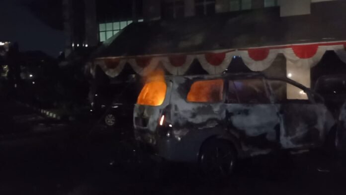 Pembakaran mobil dibelakang Kantor DPRD Jateng, Jumat (29/8/2025). (Foto:Kamal)