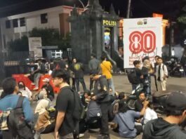 Massa bantuan hukum belum bisa masuk, Jumat (29/8/2025). (Foto:Kamal)