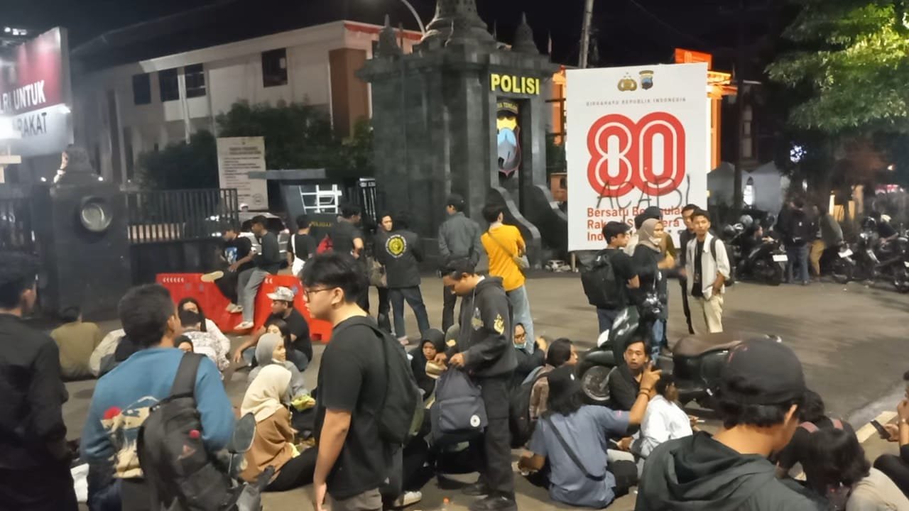 Demo Ojol Massa bantuan hukum belum bisa masuk, Jumat (29/8/2025). (Foto:Kamal)