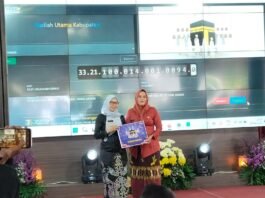 Hadiah utama paket umroh kepada wajib pajak taat dalam acara Gebyar Pajak Daerah 2025. (Foto: Sam)