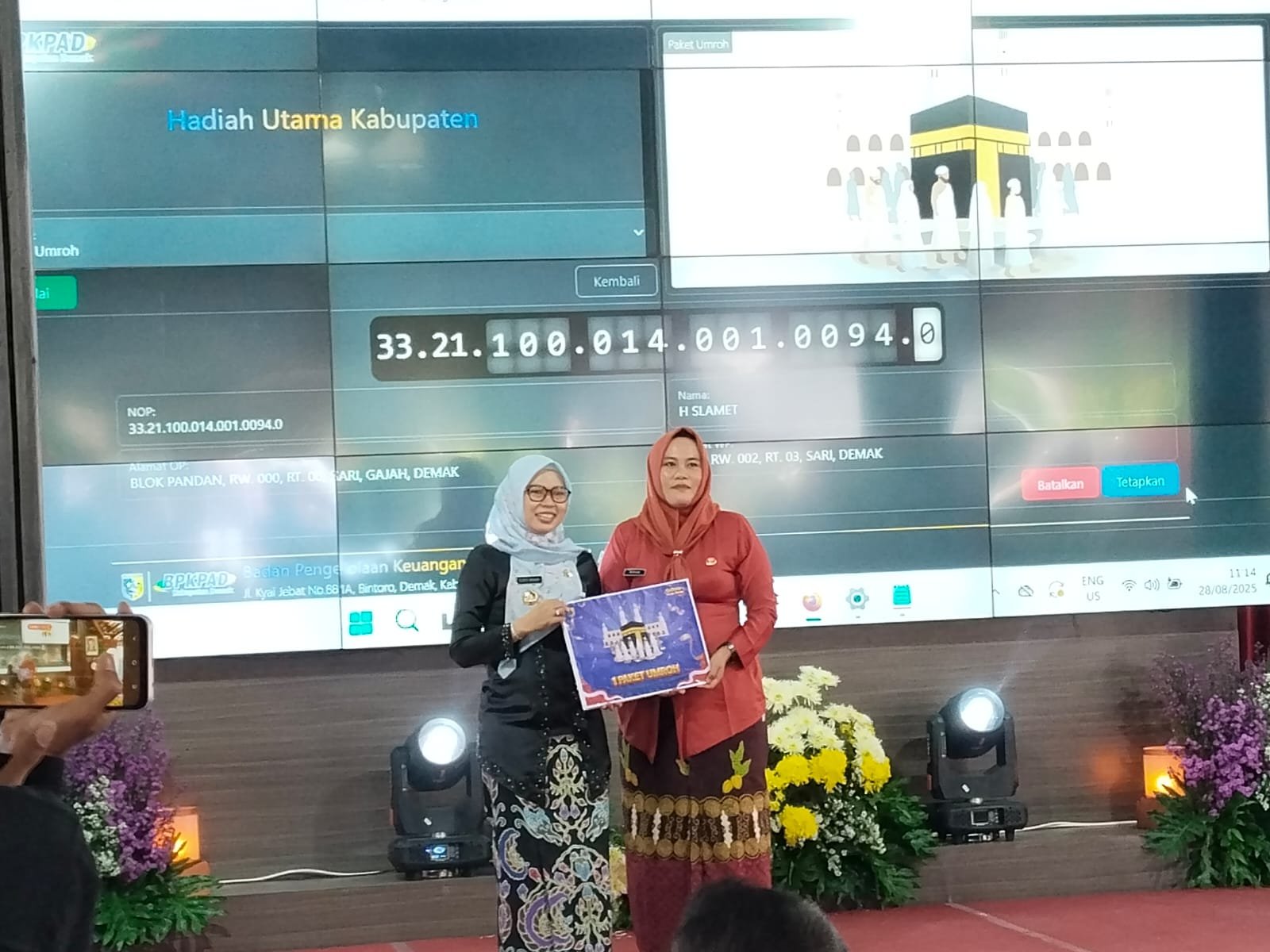 Bupati Demak Hadiah utama paket umroh kepada wajib pajak taat dalam acara Gebyar Pajak Daerah 2025. (Foto: Sam)