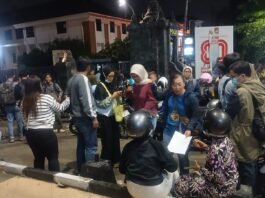 Mapolda Jateng sekitar pukul 23.00 WIB, dimana orang tua mencari anaknya yang hilang. (Foto : Ist)