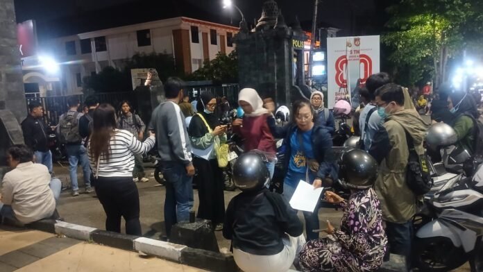 Mapolda Jateng sekitar pukul 23.00 WIB, dimana orang tua mencari anaknya yang hilang. (Foto : Ist)