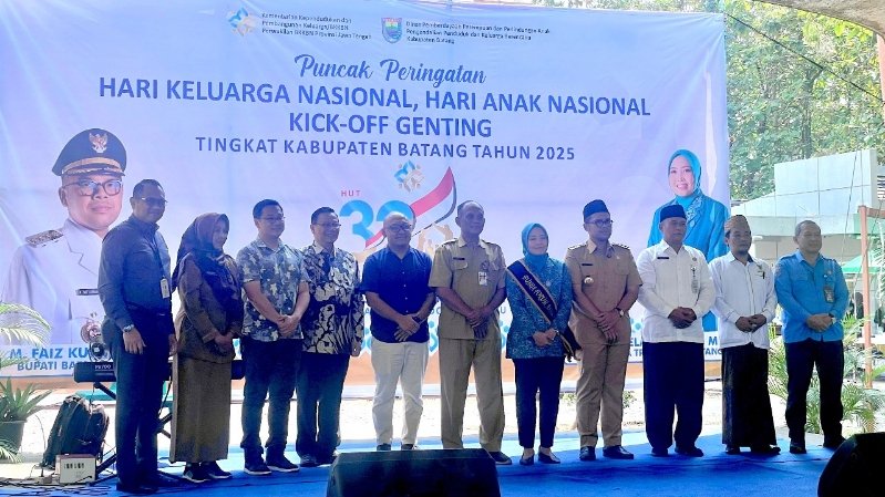 Bank Jateng Caption foto: Peluncuran program inovatif Gerakan Orang Tua Asuh Cegah Stunting (Genting) di Batang Teras Pandawa dalam rangka peringatan Hari Keluarga Nasional (Harganas)