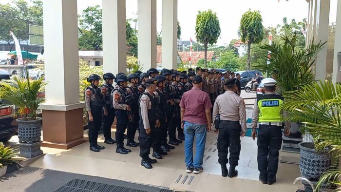 IMG_20250809_160704 Suasana Pengadilan Negeri Semarang yang dijaga ketat oleh aparat Kepolisian, pada saat vonis sidang Aipda Robig