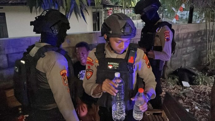 Tim Sparta Samapta Polresta Surakarta mengamankan dua pelaku pesta miras.