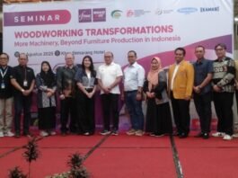 Peserta dan narasumber berfoto bersama usai Seminar menuju IFMAC WOODMAC 2025 di Semarang, Rabu (13/08/2025). (Foto : Dok JN)