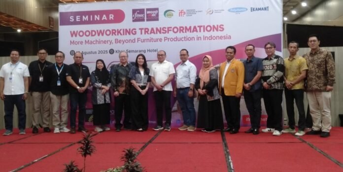Peserta dan narasumber berfoto bersama usai Seminar menuju IFMAC WOODMAC 2025 di Semarang, Rabu (13/08/2025). (Foto : Dok JN)
