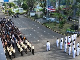 PT PLN Indonesia Power UBP Semarang menggelar upacara bendera di Lapangan Puri Parikesit