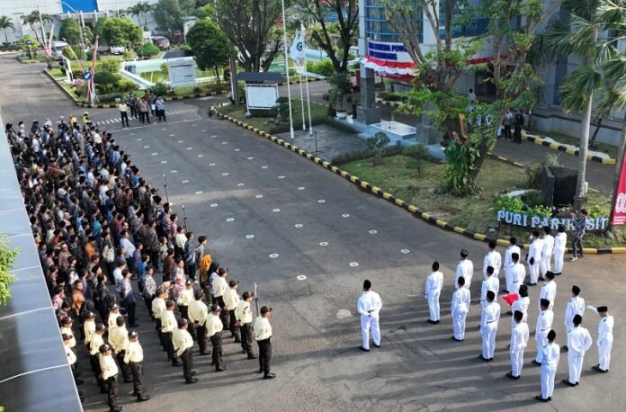 PT PLN Indonesia Power UBP Semarang menggelar upacara bendera di Lapangan Puri Parikesit