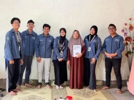Para mahasiswa KKN Undip berfoto dengan salah satu pelaku UMKM