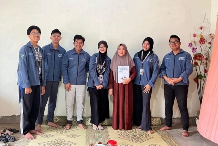 Para mahasiswa KKN Undip berfoto dengan salah satu pelaku UMKM