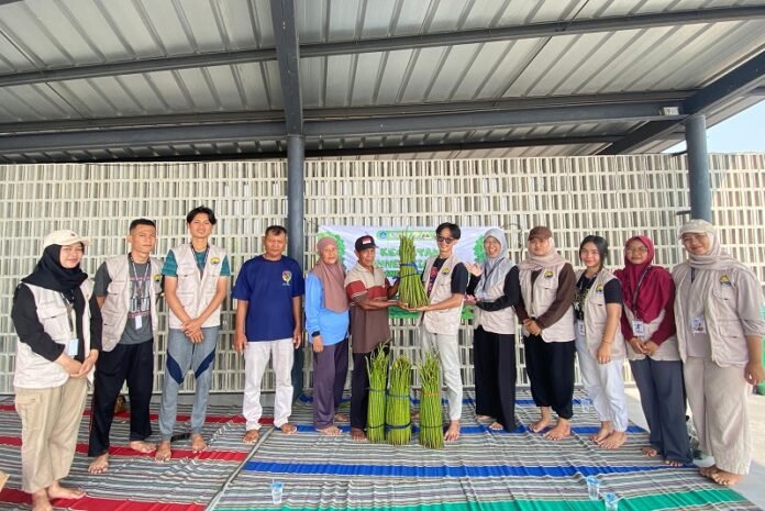 GIAT 12 melaksanakan program peduli lingkungan dengan menanam ratusan bibit mangrove di Green Mangrove Foundation