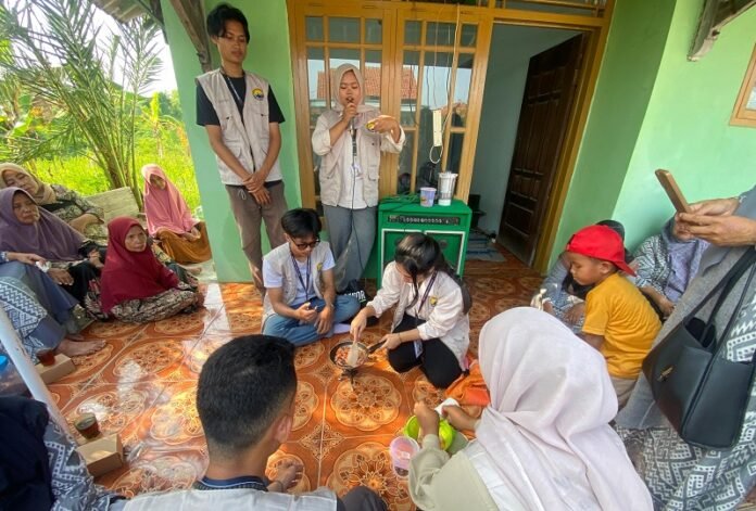 KKN UNNES melaksanakan program sosialisasi manfaat kulit udang di Pemalang