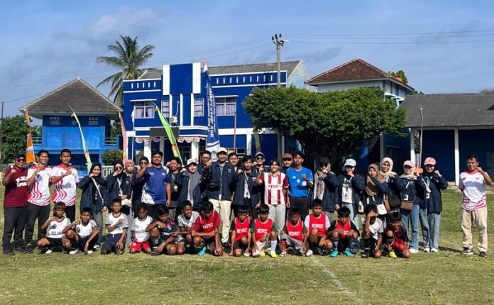 Mahasiswa KKN UPGRIS berfoto bersama dengan para peserta turnamen