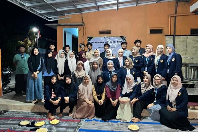 Mahasiswa KKN Mahesa UPGRIS bersama Ikatan Pelajar Nahdlatul Ulama (IPNU) dan Ikatan Pelajar Putri Nahdlatul Ulama (IPPNU) Desa Blerong.