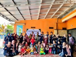 Foto bersama mahasiswa KKN UPGRIS bersama para peserta pelatihan duar ulanh minyak jelantah jadi lilin di Demak