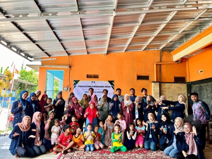 Foto bersama mahasiswa KKN UPGRIS bersama para peserta pelatihan duar ulanh minyak jelantah jadi lilin di Demak