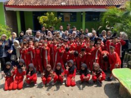 Foto bersama MAHESA UPGRIS Kelompok 4 dan siswa